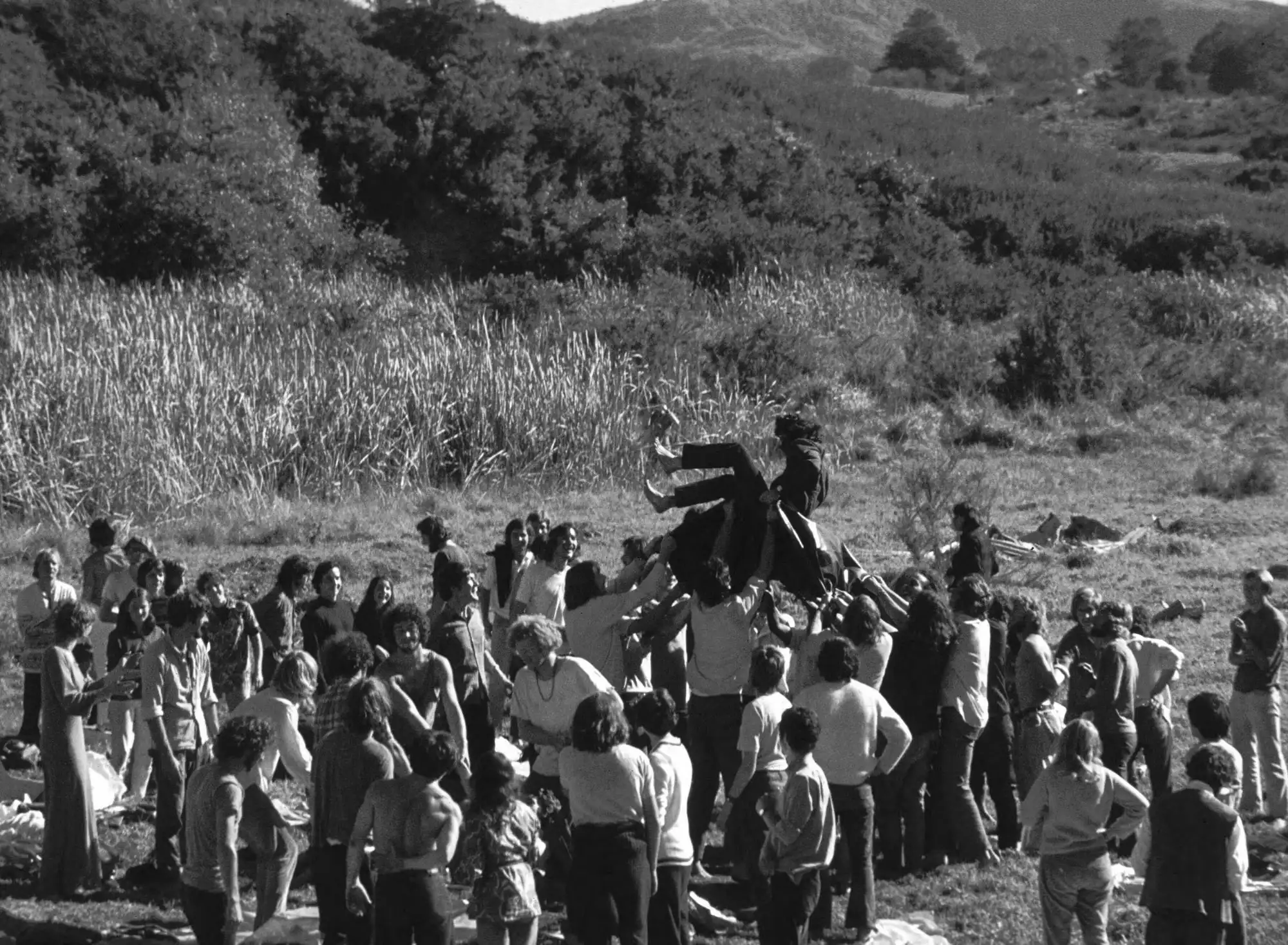 A congress crowd gathered in a valley